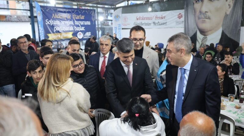 Mersin Valisi Toros, Adana Vakıflar Bölge Müdürü Evsen ve Akdeniz Kaymakamı Şener ile Vatandaşlarla Iftar Yedi 1