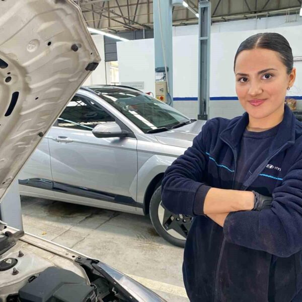 Meryem Garip, oto tamircisi olarak çalışıyor.-1