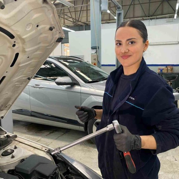 Meryem Garip, otomobil tamir ediyor.-4