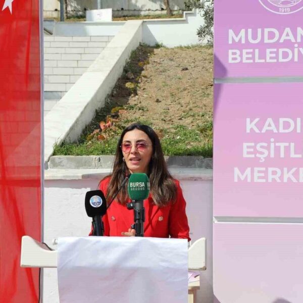 Mudanya Belediye Başkanı Deniz Dalgıç ve eşi Mine Dalgıç Kadın Eşitlik Merkezi'nin açılışına katılıyor.-1