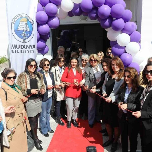 Mudanya Belediye Başkanı Deniz Dalgıç ve eşi Mine Dalgıç Kadın Eşitlik Merkezi'nin açılışına katılıyor.-3
