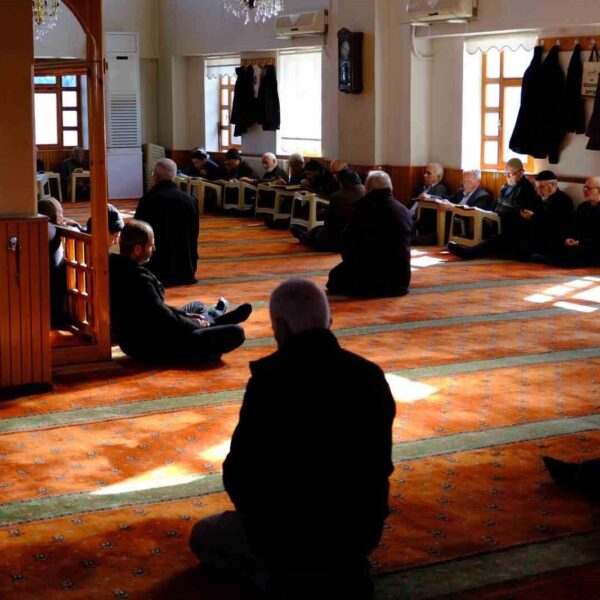 Mukabele geleneğiyle birlikte cami cemaati Kur'an'ı dinliyor.