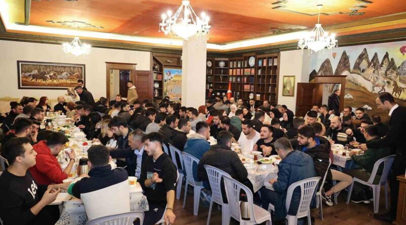 Nevşehir Belediye Başkanı Rasim Arı ile 200 Üniversite Öğrencisi Sahur Sofrası 5