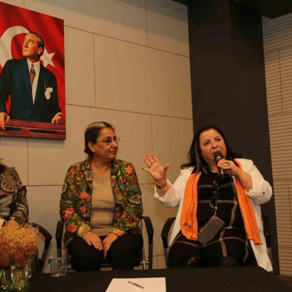 Nilüfer Belediyesi'nde düzenlenen 'Sivil İzler: Sivil Toplum Söyleşileri'nde kadın dernekleri temsilcileri-1