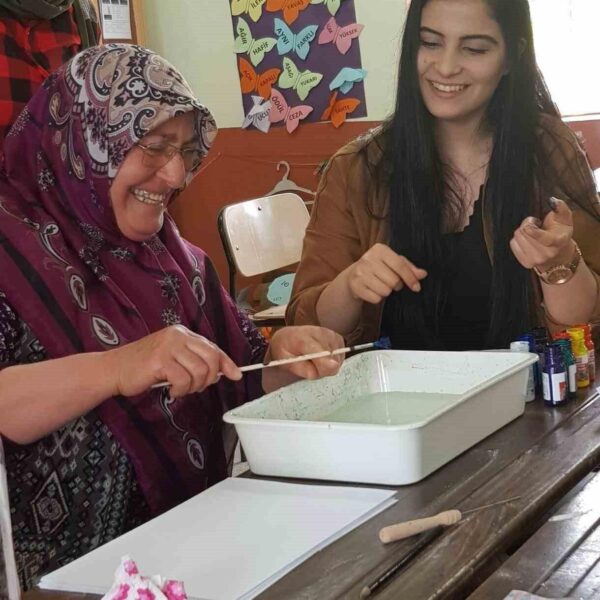 Nurten Akkuş, Türkiye'nin ilk Gezici Köy Atölyesi'nin kurucusu.-1
