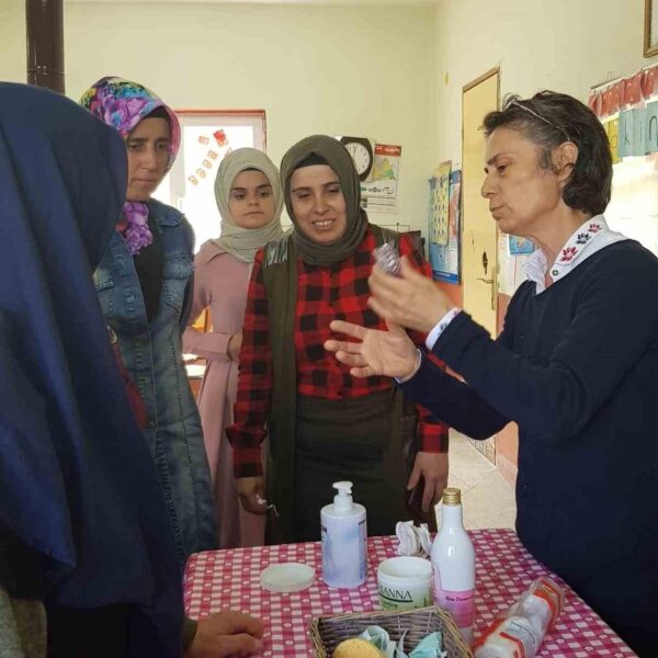 Nurten Akkuş, Türkiye'nin ilk Gezici Köy Atölyesi'nin kurucusu.-3