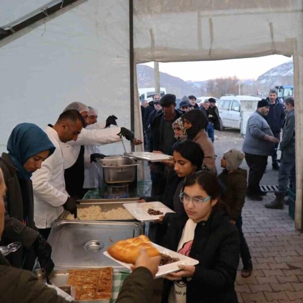 Nusret Gökçe'nin Şenkaya'daki iftar çadırı-1