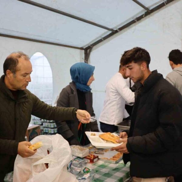 Nusret Gökçe'nin Şenkaya'daki iftar çadırı-5