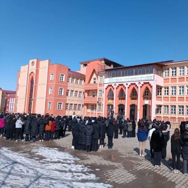 Öğrenciler deprem tatbikatı sırasında acil toplanma alanına doğru hareket ediyor.-1