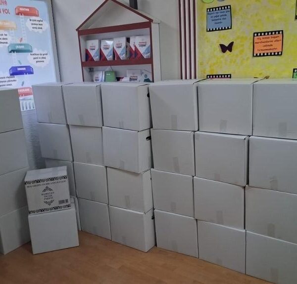 Öğrenciler ve öğretmenler Ramazan kolisi paketliyor-1