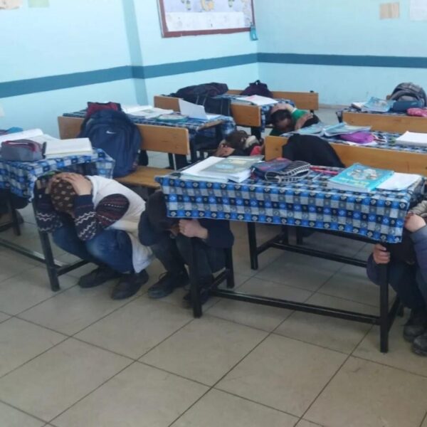 Öğrenciler yangın söndürme tekniklerini öğreniyor-2