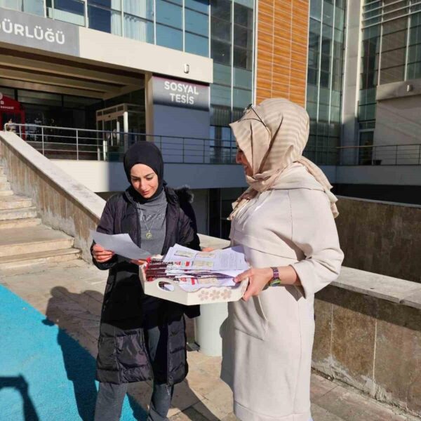 Öğrencilere mektup veren gönüllüler-1