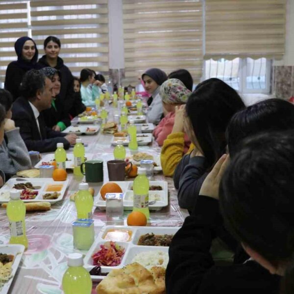 Okul pansiyonunda öğrencilerle birlikte iftar açan yetkililer-1