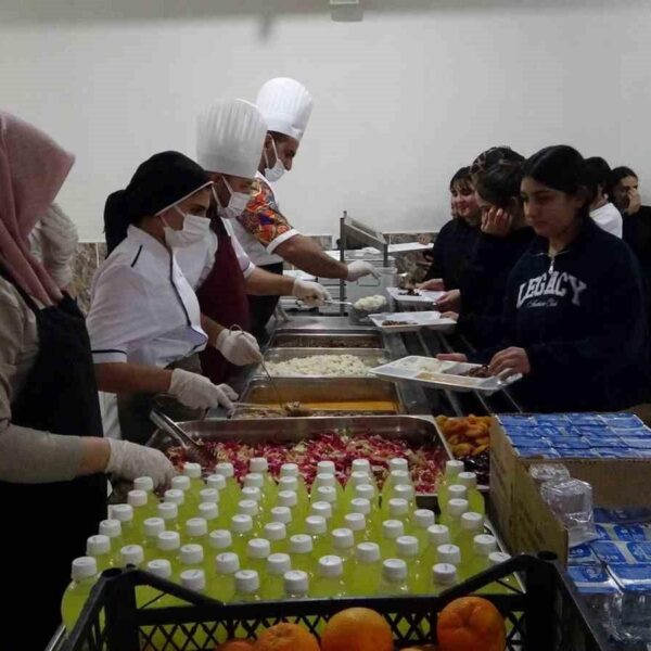 Okul pansiyonunda öğrencilerle birlikte iftar açan yetkililer-3