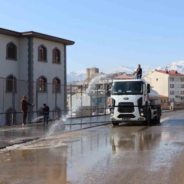 Oltu Belediyesi Temizlik Ekiplerinin Caddeleri Temizlediği Görüntü-1
