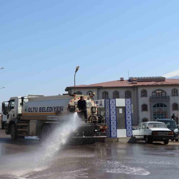 Oltu Belediyesi Temizlik Ekiplerinin Caddeleri Temizlediği Görüntü-3