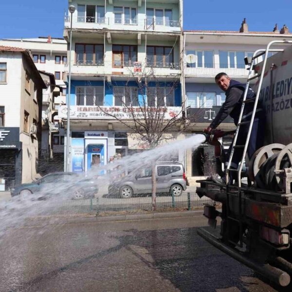 Oltu Belediyesi Temizlik Ekiplerinin Caddeleri Temizlediği Görüntü-5