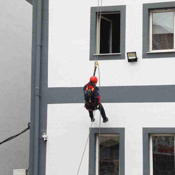 Ordu Büyükşehir Belediyesi İtfaiye Dairesi personeli ile öğrencilerin deprem tatbikatı sırasında-1