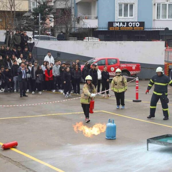 Ordu Büyükşehir Belediyesi İtfaiye Dairesi personeli ile öğrencilerin deprem tatbikatı sırasında-4