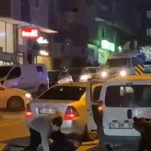 Polis ekiplerinin operasyon esnasında şüphelileri durdurduğu görüntü-1