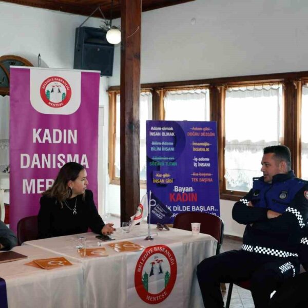 Psikolog Aybüke Kocagöz Çelik ve Sosyolog Selin Çakır Keskin, Menteşe Belediyesi zabıtasına eğitim veriyor.