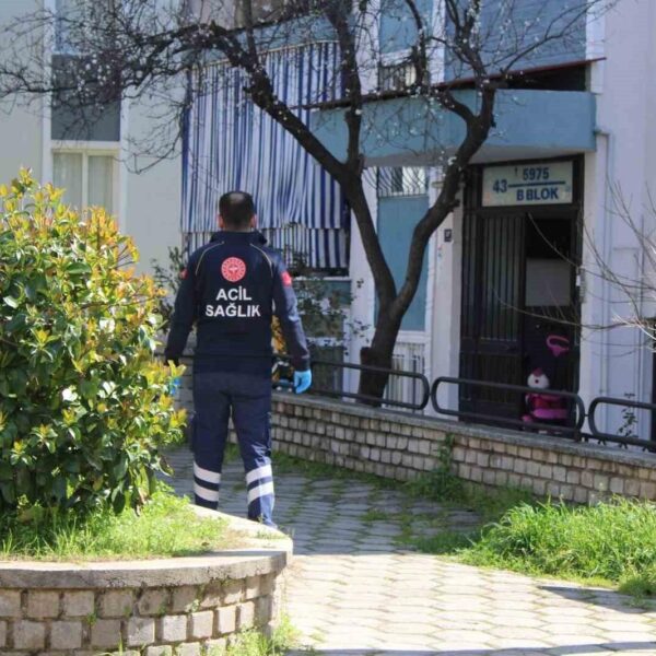 Psikolojik sorunları olan yaşlı kadın çatıya çıktı.-1