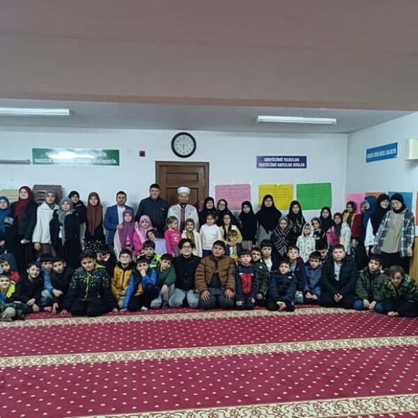 Ramazan ayı boyunca çocuklara ikramlarda bulunan Cami Market-3