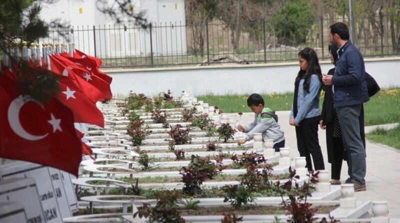 Ramazan Bayramı arefesinde mezarlıklar ziyaretçiyle doldu 1