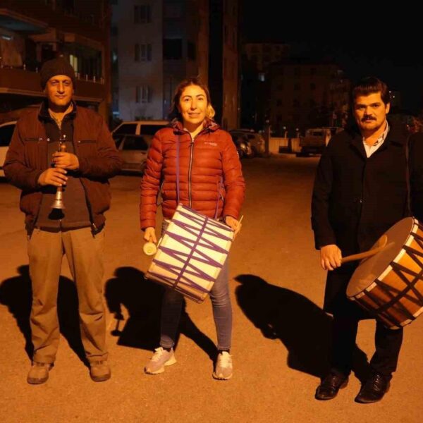 Ramazan gecesi Niğde'de at üstünde davul çalıyor-2