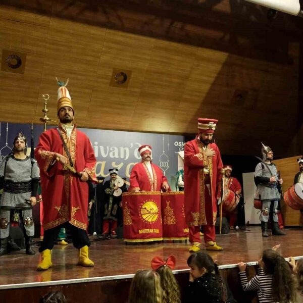 Ramazan gecesinde konser izleyen kalabalık-2