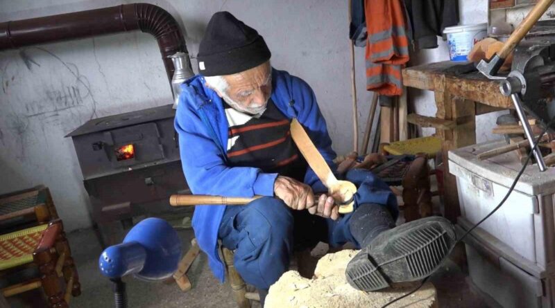 Rize'nin Fındıklı'sında 91 Yaşındaki Kaşık Ustası Mustafa Ceyran Unutulmaya Yüz Tutmuş Mesleğini Sürdürüyor 4