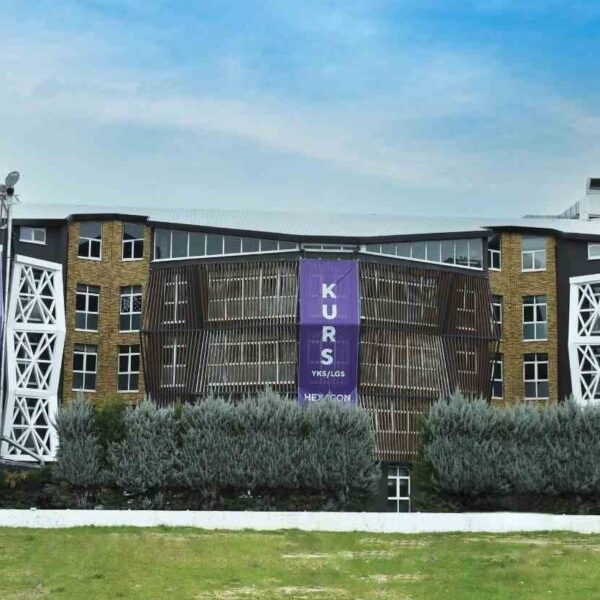 Şahinkaya Eğitim Kurumları'nın Hexagon Kurs'unda öğrenciler ders çalışıyor.-1