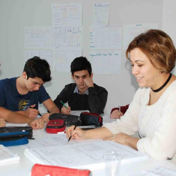 Şahinkaya Eğitim Kurumları'nın Hexagon Kurs'unda öğrenciler ders çalışıyor.-3