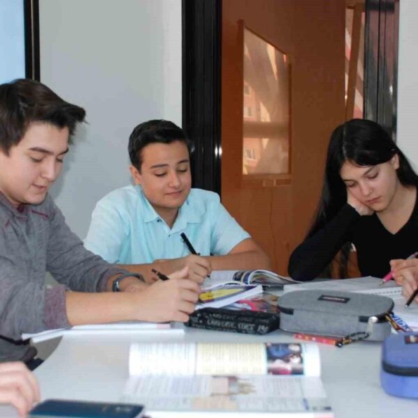 Şahinkaya Eğitim Kurumları'nın Hexagon Kurs'unda öğrenciler ders çalışıyor.-5