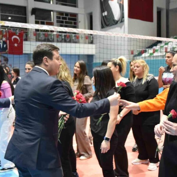 Salihli Belediye Başkan Yardımcısı Selim Akbıyıkoğlu, turnuva kupasını takdim ediyor-2