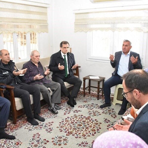 Salihli Kaymakamı Ali Güldoğan'ın şehit Tarık Daşar'ın ailesini ziyaret ettiği an-1