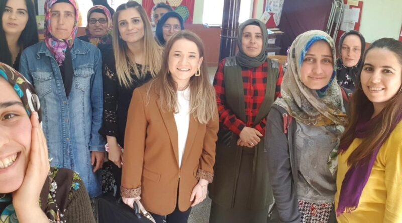 Samsun'da Eğitim Nobel Adayı Nurten Öğretmen, Türkiye'nin İlk Gezici Köy Atölyesiyle Kadınlara Fırsat Sunuyor 6