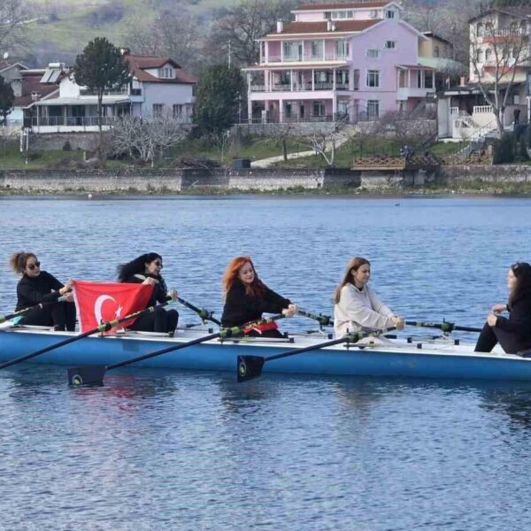 Sapanca Gölü'nde kadın gazeteciler kürek çekerek 'Birlikte Güçlüyüz' mesajı veriyor.-4