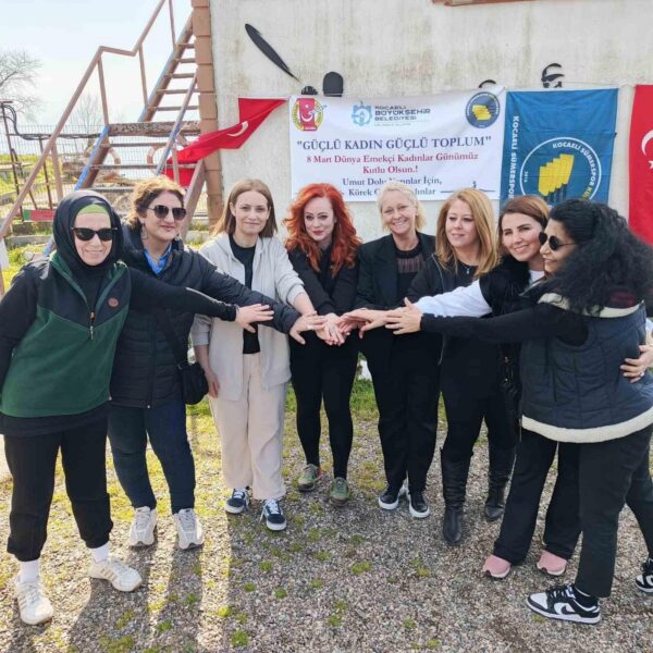 Sapanca Gölü'nde kadın gazeteciler kürek çekerek 'Birlikte Güçlüyüz' mesajı veriyor.-8