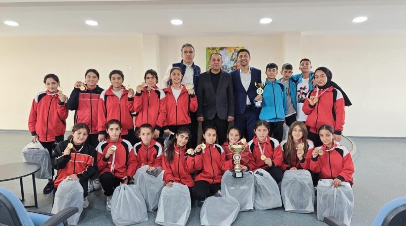 Savuca Ortaokulu Kız Futbol Takımı Bölge Finallerine 1