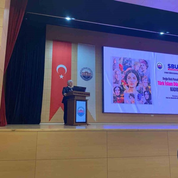 SBÜ'nde düzenlenen 8 Mart Dünya Kadınlar Günü etkinliğine katılan öğrenciler ve akademisyenler-2