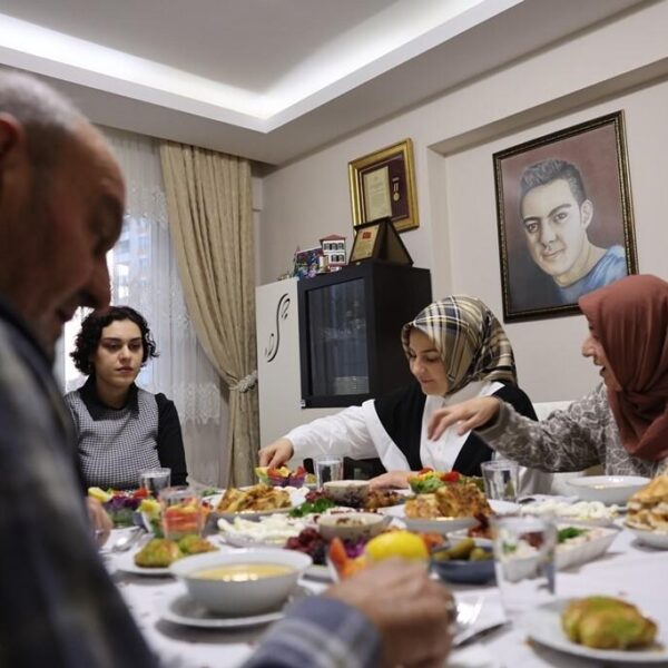 Şehit babası Yılmaz Danacı ve Kocasinan Belediye Başkanı Ahmet Çolakbayrakdar sohbet ediyor-2
