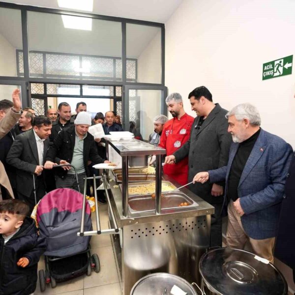 Şehitkamil Belediye Başkanı Umut Yılmaz ile vatandaşlar iftar sofrasında-1