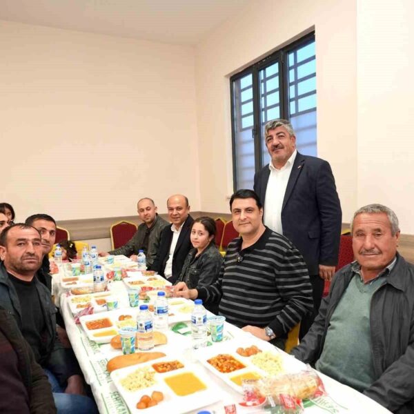 Şehitkamil Belediye Başkanı Umut Yılmaz ile vatandaşlar iftar sofrasında-3