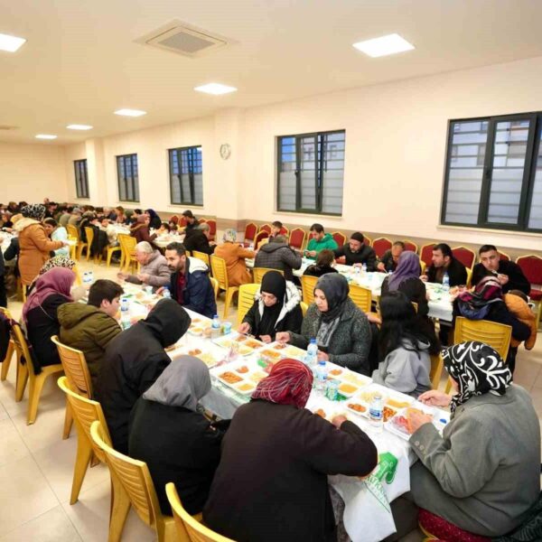 Şehitkamil'de kurulan iftar çadırında yemek ikramı-2