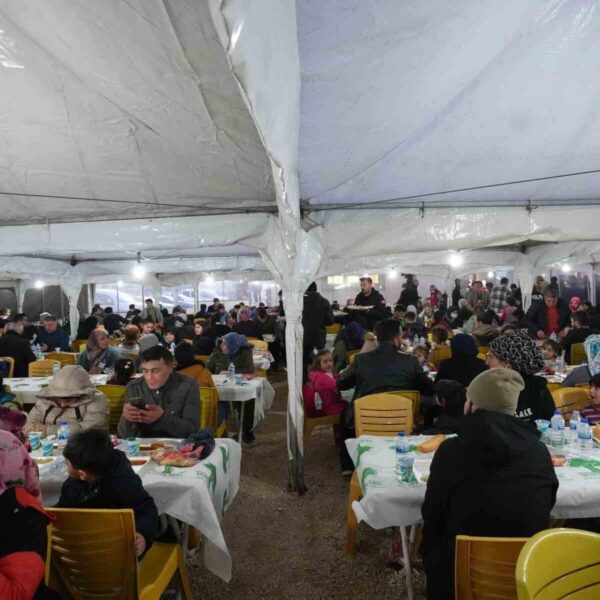 Şehitkamil'de kurulan iftar çadırında yemek ikramı-4