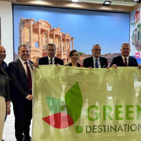 Selçuk Belediye Başkanı Filiz Ceritoğlu Sengel, Green Destination ITB Ödülü'nü alıyor.-1