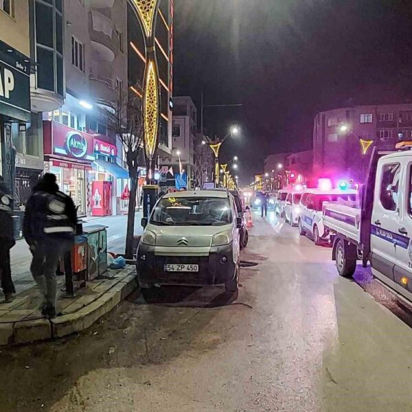 Seyyar satıcının malzemeleri zabıta ekipleri tarafından kaldırılıyor.-2