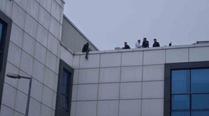 Sinop'ta Hastane Çatısına Çıkan Şahıs İntihar Girişiminde Bulundu 1