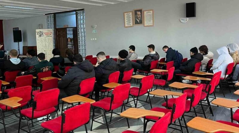 Sinop'ta Lise Öğrencilerine Kişisel Gelişim Eğitimi 1